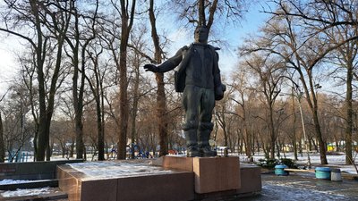 У Дніпрі розпочали демонтувати пам’ятник радянському льотчикові Валерію Чкалову