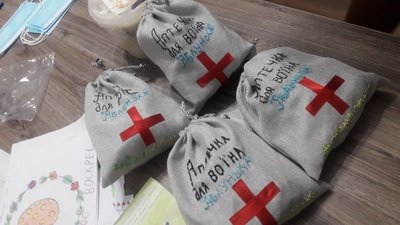 Прикарпатські школярі передали бійцям на передову великодні подарунки Прикарпатські школярі передали бійцям на передову великодні подарунки