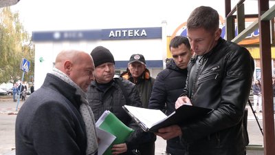 Кіоски біля "Сільпо" у Рівному зареєстрували, як нерухомість Кіоски біля "Сільпо" у Рівному зареєстрували, як нерухомість