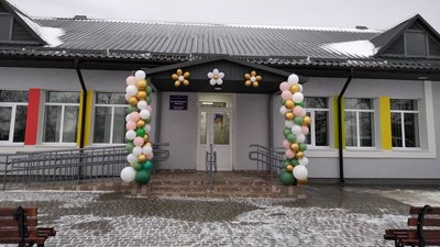 Фасад школи в Балаховичах на Рівненщині