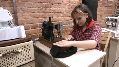 Катерина привезла свою швейну машинку, щоб випробувати Катерина привезла свою швейну машинку, щоб випробувати