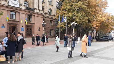 У Миколаївській міськраді виявили підозрілий рюкзак. Поліція евакуювала людей У Миколаївській міськраді виявили підозрілий рюкзак. Поліція евакуювала людей