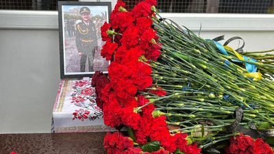 Квіти та фото Героя України Вячеслава Сіндія