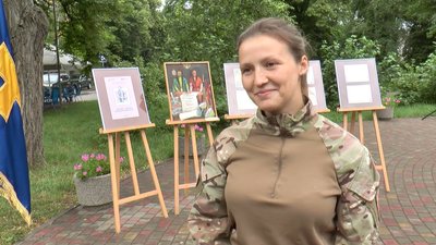 Військовослужбовиця Катерина Бабіч під час святкування Дня Конституції у Полтаві, 28 червня 2023 Військовослужбовиця Катерина Бабіч під час святкування Дня Конституції у Полтаві, 28 червня 2023