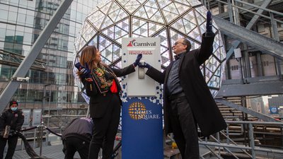 У масках та з COVID-сертифікатами. Нью-Йорк готується зустріти Новий рік У масках та з COVID-сертифікатами. Нью-Йорк готується зустріти Новий рік