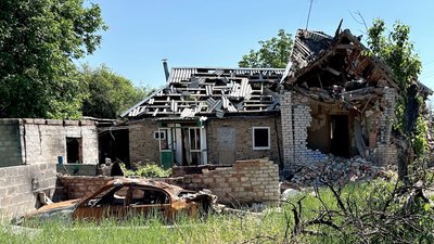 Зруйнований обстрілом будинок та згоріле авто, селище Шабельківка, Донеччина