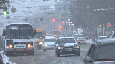 13 ДТП і пів сотні прибиральних машин на дорогах: у Чернігові снігопад