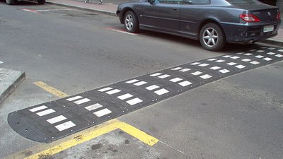 У Дніпрі збирають підписи за встановлення «лежачого поліцейського» біля школи
