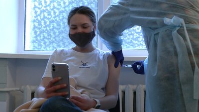 Ксенія Матусевич вакцинується залишковою дозою вакцини