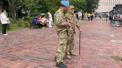 Приспущені прапори та хвилина мовчання. Як Україна відзначає День пам'яті захисників Приспущені прапори та хвилина мовчання. Як Україна відзначає День пам'яті захисників