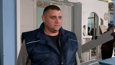 Штукатурять, монтують електропроводку: у Чернігові людей, чиє житло постраждало, вчать будівельній справі Штукатурять, монтують електропроводку: у Чернігові людей, чиє житло постраждало, вчать будівельній справі