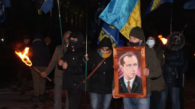 У Сумах смолоскипною ходою відзначили день народження Степана Бандери