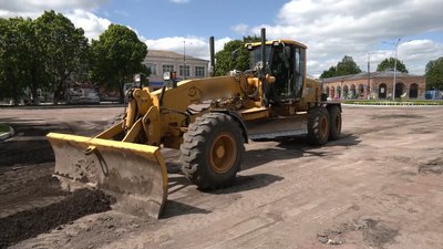 У Новгороді-Сіверському розпочали ремонт центральної площі: що робитимуть та скільки грошей на це витратять У Новгороді-Сіверському розпочали ремонт центральної площі: що робитимуть та скільки грошей на це витратять