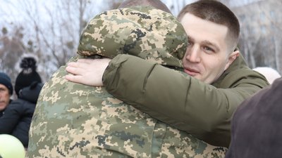 Зустріч оборонця Маріуполя: як після 32 місяців полону на Черкащині вітали морпіха Анатолія Ткаченка