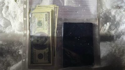 Гроші та телефон, вилучені у підозрюваного