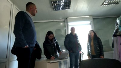 Біля стадіону Авангард у Рівному демонтують незаконні споруди Біля стадіону Авангард у Рівному демонтують незаконні споруди