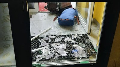 Почула як розбили двері: лучанка викликала поліцію до магазину Почула як розбили двері: лучанка викликала поліцію до магазину
