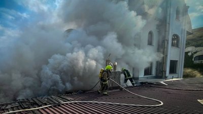 Рятувальники ліквідовують пожежу в Одесі на провулку Маячному, 12 серпня 2026 року