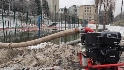 Із затопленого у Луцьку баскетбольного майданчика відкачують воду. Що буде далі