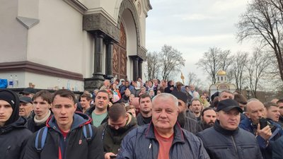 Парафіяни, які підтримують МП оточили собор у Кам'янці й не пускають туди ревізійну комісію та прихильників ПЦУ. Парафіяни, які підтримують МП оточили собор у Кам'янці й не пускають туди ревізійну комісію та прихильників ПЦУ.
