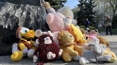 У Харкові біля пам'ятника дітям, які загинули внаслідок збройної агресії РФ, розставили оновлені іграшки У Харкові біля пам'ятника дітям, які загинули внаслідок збройної агресії РФ, розставили оновлені іграшки