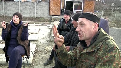 Обстріли постійні, роботи немає: як живуть люди у прифронтовому Кураховому