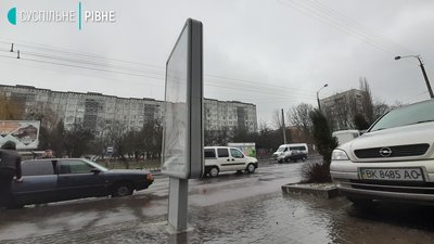 Демонтаж нелегальних сітілайтів у Рівному тимчасово перенесли Демонтаж нелегальних сітілайтів у Рівному тимчасово перенесли