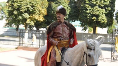 Керівник та актор хмельницького моно-театру "Кут" зіграв роль Богдана Хмельницького. Фото: Суспільне. Керівник та актор хмельницького моно-театру "Кут" зіграв роль Богдана Хмельницького. Фото: Суспільне.