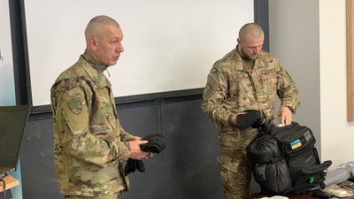 Із власного досвіду: в Тернополі військові вчили, як зібрати наплічник для евакуації