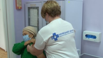 Охочих щепитися більше, ніж вакцини: у Каневі на Черкащині роблять бустерну дозу від коронавірусу