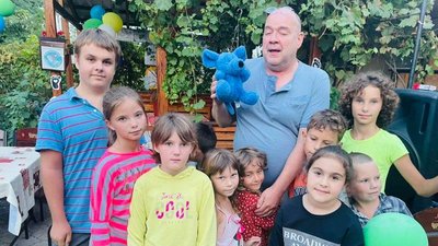 Волонтер з Німеччини організував канікули на морі для херсонських дітей