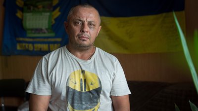 Переселенці з Харківщини, які знайшли прихисток на Дніпропетровщині, готують тушкованку для бійців ЗСУ Переселенці з Харківщини, які знайшли прихисток на Дніпропетровщині, готують тушкованку для бійців ЗСУ