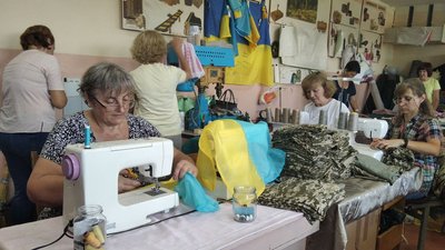 Працює з перших днів війни – волонтерський центр "Житомирські калинки" виготовляє одяг та амуніцію для ЗСУ