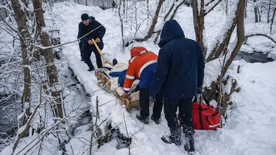 Везли кількасот метрів на санках до авто швидкої: на Закарпатті медики врятували чоловіка