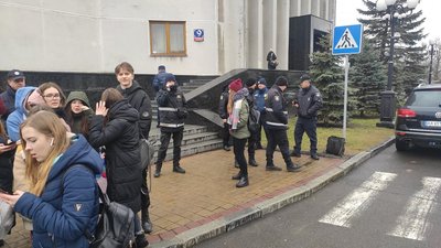 14-ро людей долучилося до акції "Геть аваковірус!", що відбулася біля будівлі обласної ради у Луцьку 14-ро людей долучилося до акції "Геть аваковірус!", що відбулася біля будівлі обласної ради у Луцьку