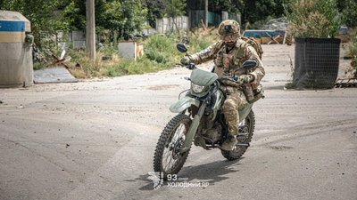 Військовий на мотоцикл у Дружківці