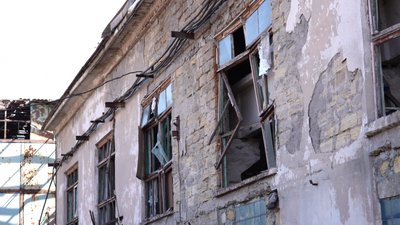 Знесені стіни, вибиті вікна та зруйнована техніка: через атаку РФ в Одесі пошкоджено підприємство та виставкову залу