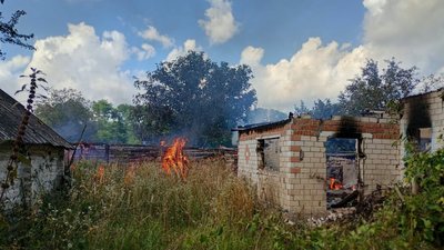 Знищений будинок та горіння сухої трави: російські війська атакували два села
