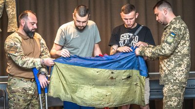 Прапор з “Азовсталі” передали до музею у Києві