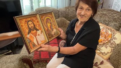 74-річна майстриня із Рівненщини власноруч висипає картини з бурштину