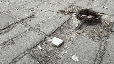 У центрі Дніпр з фасаду будівлі впав уламок фасаду, який впав з будівлі, травмувалася 72-річна жінка У центрі Дніпр з фасаду будівлі впав уламок фасаду, який впав з будівлі, травмувалася 72-річна жінка