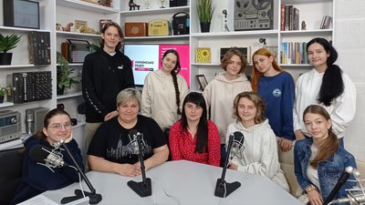 10-класники школи №1, їх класна керівниця Аліна Лаціна та директорка КП "Ветеринарно-стерилізаційний центр «Крок до тварин»" Тетяна Діденко 10-класники школи №1, їх класна керівниця Аліна Лаціна та директорка КП "Ветеринарно-стерилізаційний центр «Крок до тварин»" Тетяна Діденко