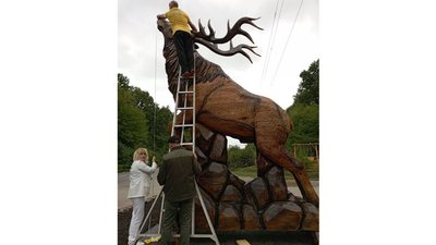 Встановив рекорд. Прикарпатський майстер вирізав бензопилою найбільшу скульптуру в Україні Встановив рекорд. Прикарпатський майстер вирізав бензопилою найбільшу скульптуру в Україні