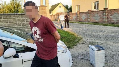 Несли пральну машинку містом: чоловіків затримали за крадіжку на Рівненщині