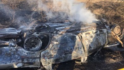 Автівка перекинулася та загорілася: на Хмельниччині у ДТП травмувалося троє людей