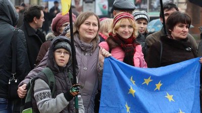 Зоя Лебідь із сином на Євромайдані Зоя Лебідь із сином на Євромайдані