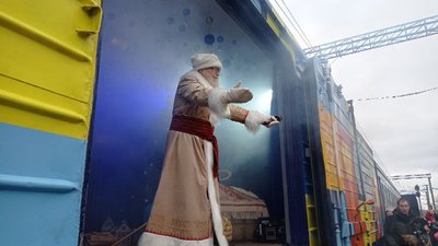 До Ізюма прибув поїзд Святого Миколая: його зустрічали понад 150 дітей