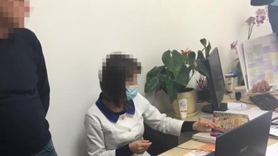 Лікарка "незаконно вносила персональні дані людей в електронну систему охорони здоров’я "eHealth" Лікарка "незаконно вносила персональні дані людей в електронну систему охорони здоров’я "eHealth"