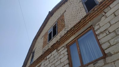 На фото приватний будинок в якому вибуховою хвилею вибило скло у вікнах. 29 травня 2023 рік. На фото приватний будинок в якому вибуховою хвилею вибило скло у вікнах. 29 травня 2023 рік.
