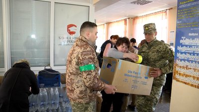 У Житомирі зібрали посилки для військових на передову У Житомирі зібрали посилки для військових на передову